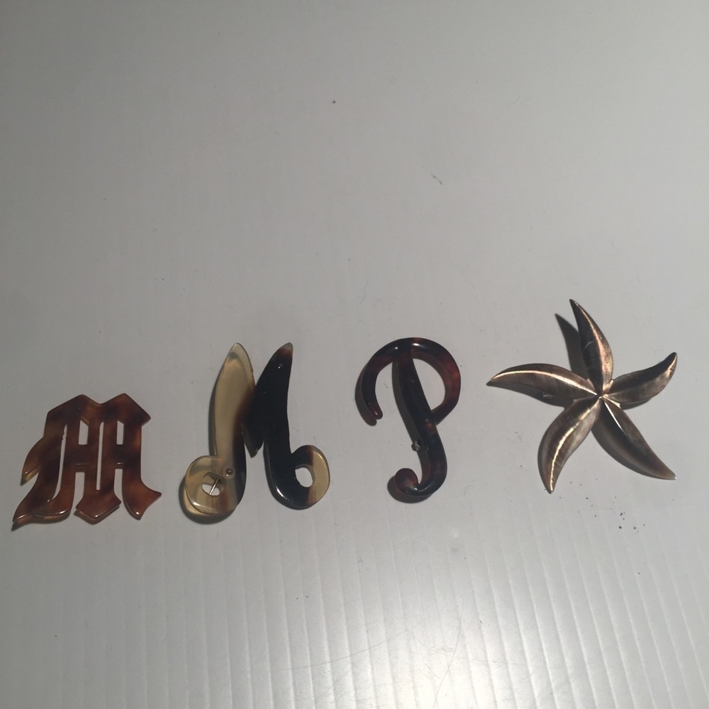 Vintage lot of brooches